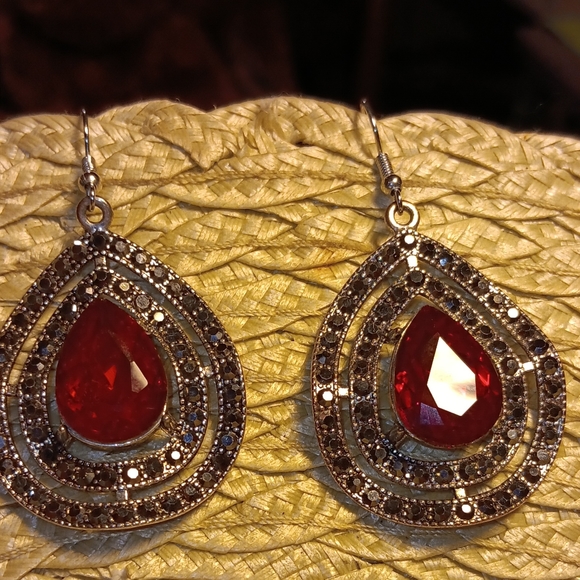 Jewelry - EUC Fashion earrings